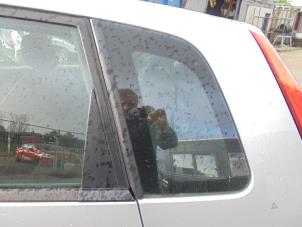 Gebruikte Ruit Extra 4Deurs links-achter Ford Fiesta 5 (JD/JH) 1.3 Prijs € 25,00 Margeregeling aangeboden door Hans Auto Onderdelen