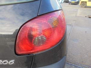 Gebruikte Achterlicht rechts Peugeot 206 (2A/C/H/J/S) 1.4 XR,XS,XT,Gentry Prijs € 20,00 Margeregeling aangeboden door Hans Auto Onderdelen