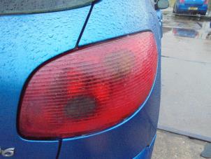 Gebruikte Achterlicht rechts Peugeot 206 (2A/C/H/J/S) 1.4 XR,XS,XT,Gentry Prijs € 20,00 Margeregeling aangeboden door Hans Auto Onderdelen