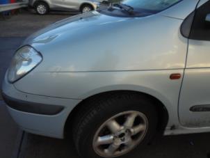 Gebruikte Voorscherm links Renault Scénic I (JA) 1.6 16V Prijs € 35,00 Margeregeling aangeboden door Hans Auto Onderdelen