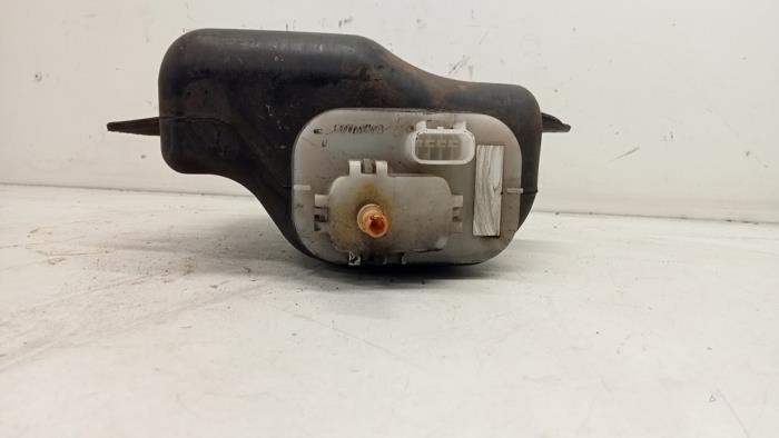 Adblue tank van een Volvo V50 (MW) 1.6 D 16V 2008