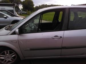 Gebruikte Portier 4Deurs links-voor Renault Grand Scénic II (JM) 2.0 16V Prijs € 50,00 Margeregeling aangeboden door Hans Auto Onderdelen