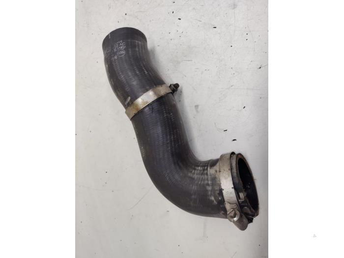 Gebruikte Intercooler Slang Volkswagen Caddy III (2KA,2KH,2CA,2CH) 1.6 TDI 16V Prijs € 20,00 Margeregeling aangeboden door Hans Auto Onderdelen