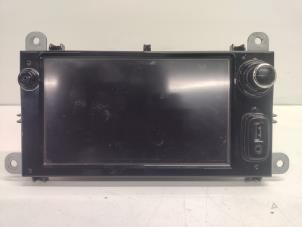 Gebruikte Radio Renault Clio IV (5R) 0.9 Energy TCE 90 12V Prijs € 175,00 Margeregeling aangeboden door Hans Auto Onderdelen