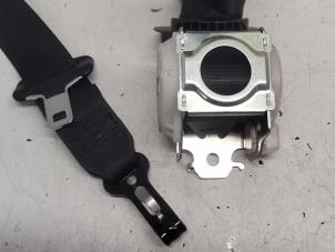 Gebruikte Veiligheidsgordel links-achter Citroen C4 Grand Picasso (UA) 1.6 16V THP Sensodrive,GT THP Prijs € 15,00 Margeregeling aangeboden door Hans Auto Onderdelen