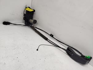 Gebruikte Schuifdeur motor rechts Peugeot 1007 (KM) 1.4 Prijs € 250,00 Margeregeling aangeboden door Hans Auto Onderdelen