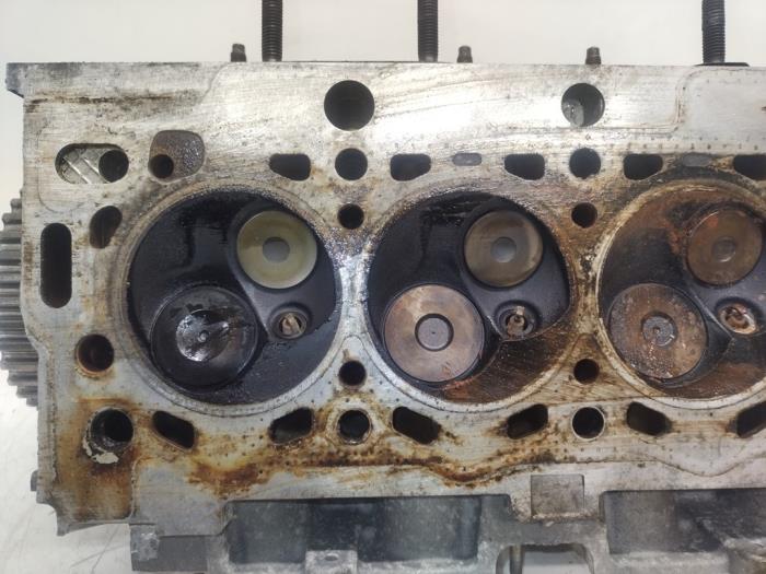 Cilinderkop van een Peugeot 1007 (KM) 1.4 2006