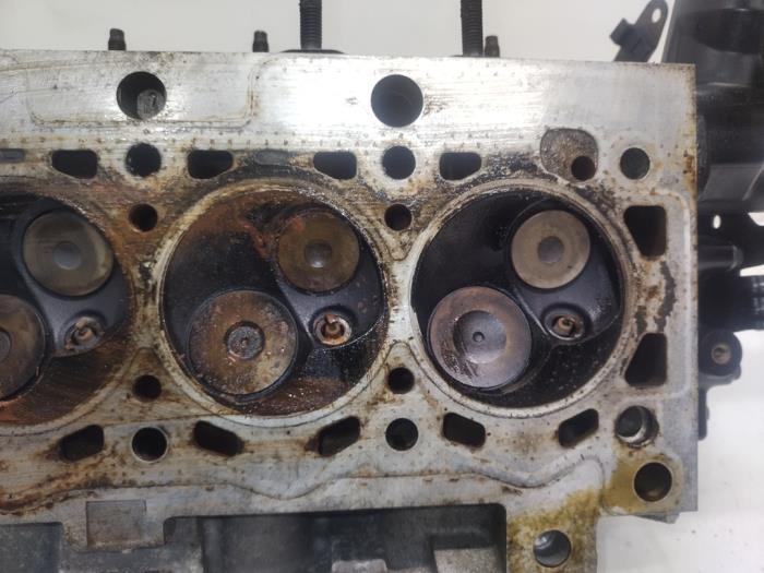 Cilinderkop van een Peugeot 1007 (KM) 1.4 2006