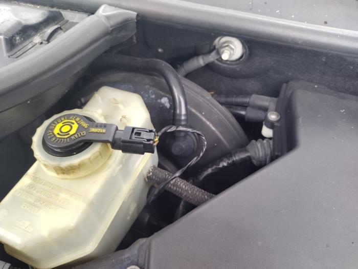 Gebruikte Rembekrachtiger BMW 3 serie Touring (E46/3) 318i 16V Prijs € 100,00 Margeregeling aangeboden door Hans Auto Onderdelen