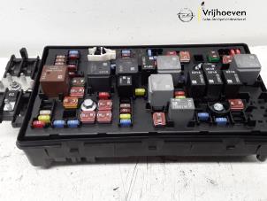 Gebruikte Zekeringkast Opel Insignia 2.0 CDTI 16V 110 Ecotec Prijs € 50,00 Margeregeling aangeboden door Autodemontage Vrijhoeven B.V.