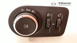 Gebruikte Licht Schakelaar Opel Corsa D 1.2 16V Prijs € 15,00 Margeregeling aangeboden door Autodemontage Vrijhoeven B.V.