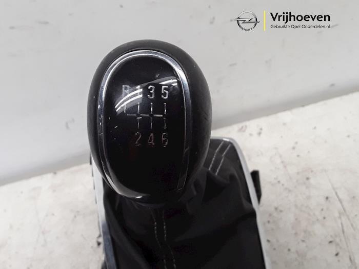 Versnellingspook van een Opel Astra J (PC6/PD6/PE6/PF6) 1.4 Turbo 16V 2015