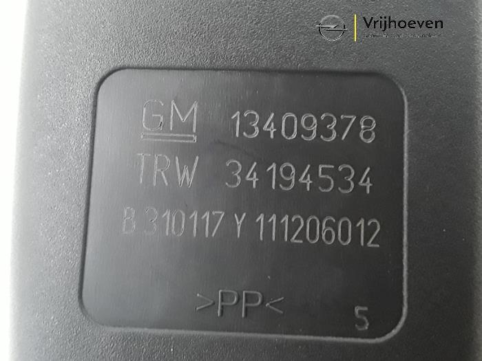 Veiligheidsgordel Insteek midden-achter van een Opel Astra K 1.4 Turbo 16V 2017