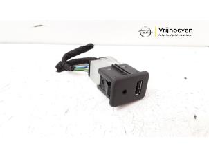 Gebruikte AUX/USB aansluiting Opel Adam 1.4 Prijs € 15,00 Margeregeling aangeboden door Autodemontage Vrijhoeven B.V.