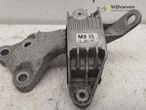 Gebruikte Motorsteun Opel Astra J (PC6/PD6/PE6/PF6) 1.6 16V Ecotec Prijs € 25,00 Margeregeling aangeboden door Autodemontage Vrijhoeven B.V.