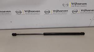 Gebruikte Kofferdekseldemper links-achter Opel Astra F Caravan (51/52) 1.6i 16V Prijs € 10,00 Margeregeling aangeboden door Autodemontage Vrijhoeven B.V.