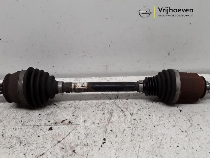 Gebruikte Aandrijfas links-voor Opel Corsa E 1.3 CDTi 16V ecoFLEX Prijs € 75,00 Margeregeling aangeboden door Autodemontage Vrijhoeven B.V.