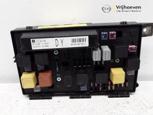 Gebruikte Zekeringkast Opel Astra H (L48) 1.7 CDTi 16V Prijs € 75,00 Margeregeling aangeboden door Autodemontage Vrijhoeven B.V.