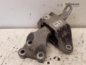 Gebruikte Motorsteun Opel Astra J (PC6/PD6/PE6/PF6) 1.6 16V Ecotec Prijs € 30,00 Margeregeling aangeboden door Autodemontage Vrijhoeven B.V.
