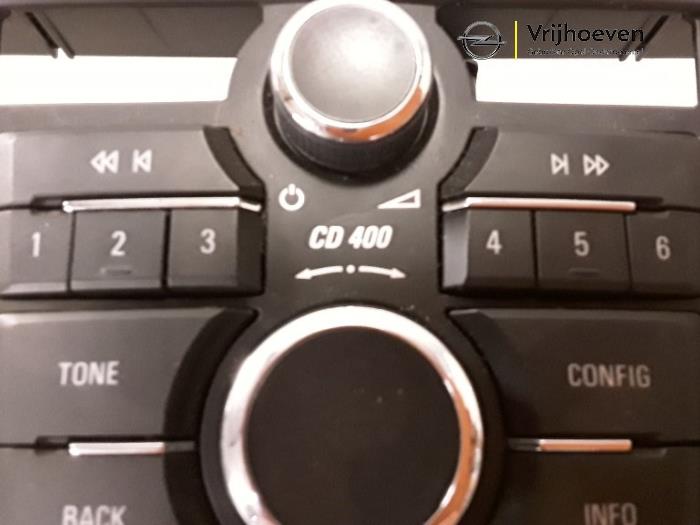 Radiobedienings paneel van een Opel Astra J (PC6/PD6/PE6/PF6) 2.0 CDTI 16V 160 Ecotec 2011