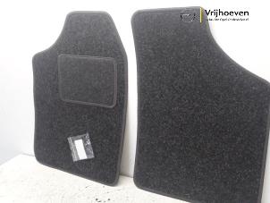 Gebruikte Matten Set Opel Movano (4A1; 4A2; 4B2; 4B3; 4C2; 4C3) 1.9 DTI Prijs € 25,00 Margeregeling aangeboden door Autodemontage Vrijhoeven B.V.