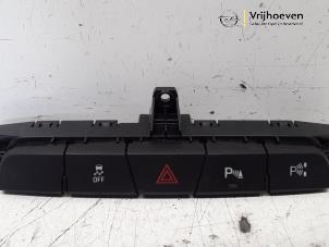 Gebruikte Alarmlicht Schakelaar Opel Insignia 1.4 Turbo 16V Ecotec Prijs € 30,00 Margeregeling aangeboden door Autodemontage Vrijhoeven B.V.