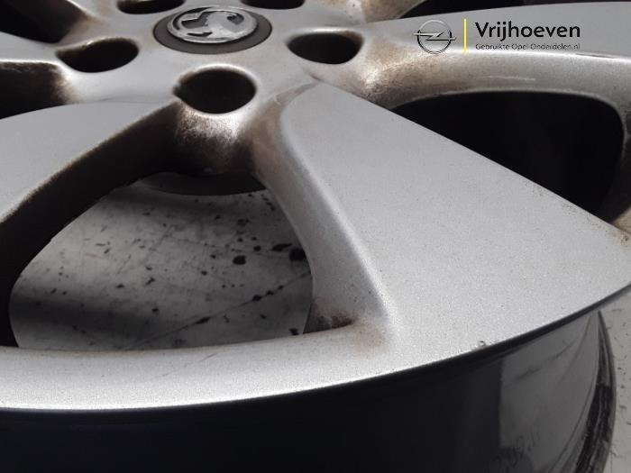 Velg van een Opel Astra J GTC (PD2/PF2) 1.7 CDTi 16V ecoFLEX 110 2012
