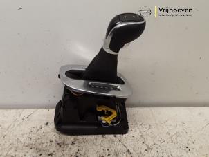 Gebruikte Versnellingspook Opel Corsa E 1.4 16V Prijs € 60,00 Margeregeling aangeboden door Autodemontage Vrijhoeven B.V.