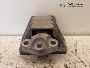 Gebruikte Motorsteun Opel Vectra C GTS 1.9 CDTI 16V Prijs € 20,00 Margeregeling aangeboden door Autodemontage Vrijhoeven B.V.