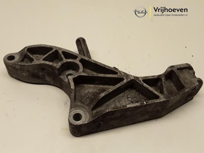 Gebruikte Motorrubber Opel Astra H (L48) 1.9 CDTi 16V Prijs € 20,00 Margeregeling aangeboden door Autodemontage Vrijhoeven B.V.