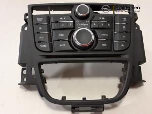 Gebruikte Radiobedienings paneel Opel Astra J Sports Tourer (PD8/PE8/PF8) 2.0 CDTI 16V 160 Prijs € 40,00 Margeregeling aangeboden door Autodemontage Vrijhoeven B.V.