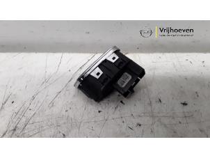 Gebruikte Schakelaar Opel Adam 1.4 Prijs € 10,00 Margeregeling aangeboden door Autodemontage Vrijhoeven B.V.