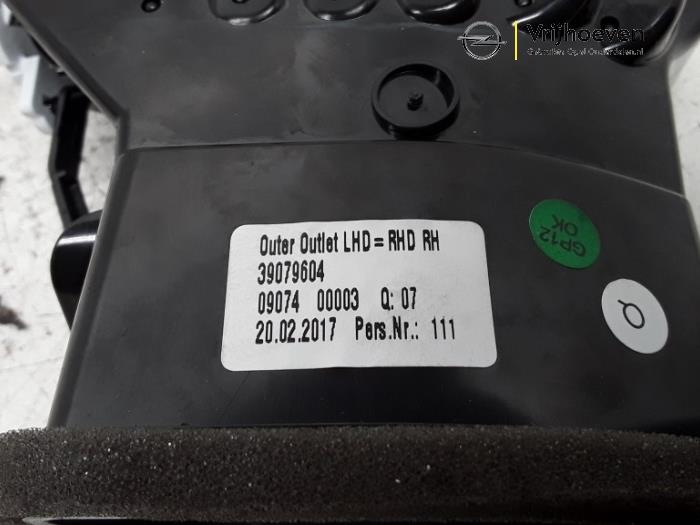 Luchtrooster Dashboard van een Opel Astra K 1.4 Turbo 16V 2017