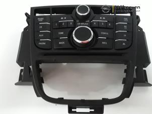 Gebruikte Radiobedienings paneel Opel Cascada 1.6 SIDI Eco Turbo 16V Prijs € 40,00 Margeregeling aangeboden door Autodemontage Vrijhoeven B.V.