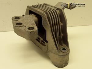 Gebruikte Motorrubber Opel Astra J Sports Tourer (PD8/PE8/PF8) 1.6 16V Prijs € 25,00 Margeregeling aangeboden door Autodemontage Vrijhoeven B.V.