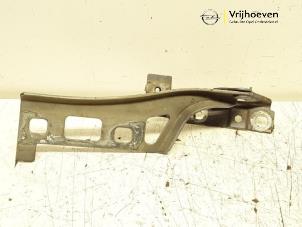 Gebruikte Motorkap Scharnier Opel Zafira (M75) 1.6 16V Prijs € 15,00 Margeregeling aangeboden door Autodemontage Vrijhoeven B.V.