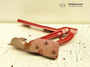 Gebruikte Motorkap Scharnier Opel Astra J (PC6/PD6/PE6/PF6) 1.4 Turbo 16V Prijs € 15,00 Margeregeling aangeboden door Autodemontage Vrijhoeven B.V.