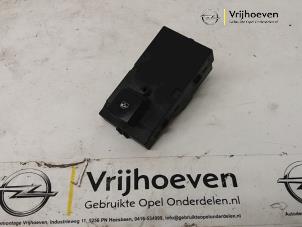 Gebruikte Elektrisch Raam Schakelaar Opel Meriva 1.4 Turbo 16V ecoFLEX Prijs € 10,00 Margeregeling aangeboden door Autodemontage Vrijhoeven B.V.
