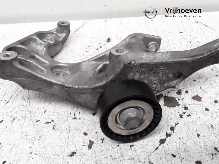 Gebruikte Dynamosteun onder Opel Astra J Sports Tourer (PD8/PE8/PF8) 1.7 CDTi 16V Prijs € 30,00 Margeregeling aangeboden door Autodemontage Vrijhoeven B.V.