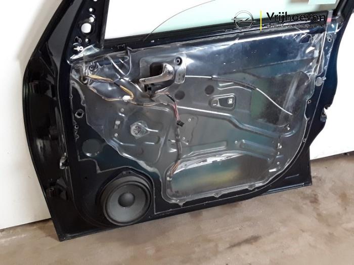 Portier 4Deurs rechts-voor van een Opel Meriva 1.8 16V 2005