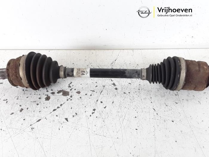 Gebruikte Aandrijfas links-voor Opel Corsa D 1.3 CDTi 16V ecoFLEX Prijs € 20,00 Margeregeling aangeboden door Autodemontage Vrijhoeven B.V.