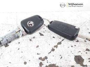 Gebruikte Sleutel + Contactslot Opel Corsa D 1.4 16V Twinport Prijs € 40,00 Margeregeling aangeboden door Autodemontage Vrijhoeven B.V.