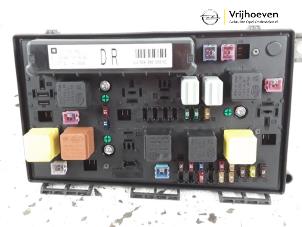 Gebruikte Zekeringkast Opel Astra H SW (L35) 1.6 16V Twinport Prijs € 75,00 Margeregeling aangeboden door Autodemontage Vrijhoeven B.V.