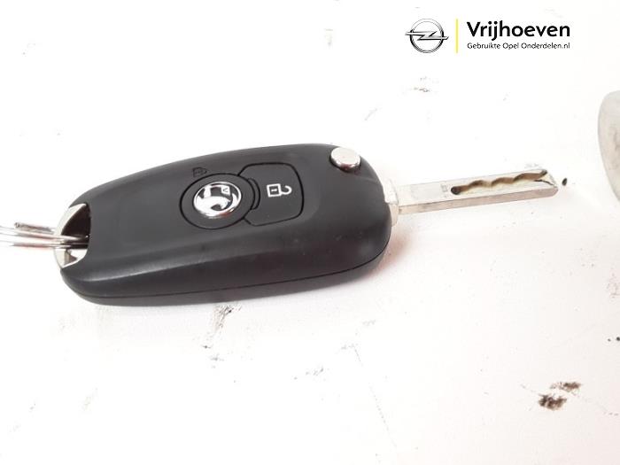 Sleutel+Contactslot van een Opel Astra K 1.0 Turbo 12V 2016