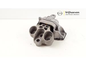 Gebruikte Motorsteun Opel Mokka/Mokka X 1.6 CDTI 16V 4x2 Prijs € 40,00 Margeregeling aangeboden door Autodemontage Vrijhoeven B.V.