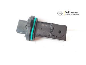 Gebruikte Luchtmassameter Opel Astra K 1.0 Turbo 12V Prijs € 30,00 Margeregeling aangeboden door Autodemontage Vrijhoeven B.V.