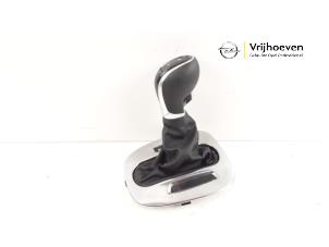 Gebruikte Pookknop Opel Corsa E 1.4 16V Prijs € 50,00 Margeregeling aangeboden door Autodemontage Vrijhoeven B.V.