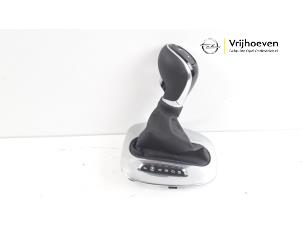 Gebruikte Pookknop Opel Corsa E 1.4 16V Prijs € 50,00 Margeregeling aangeboden door Autodemontage Vrijhoeven B.V.