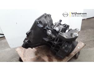Gebruikte Versnellingsbak Opel Corsa D 1.0 Prijs € 125,00 Margeregeling aangeboden door Autodemontage Vrijhoeven B.V.