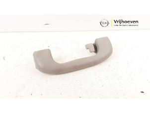 Gebruikte Handgreep Opel Astra J Sports Tourer (PD8/PE8/PF8) 1.4 16V ecoFLEX Prijs € 10,00 Margeregeling aangeboden door Autodemontage Vrijhoeven B.V.